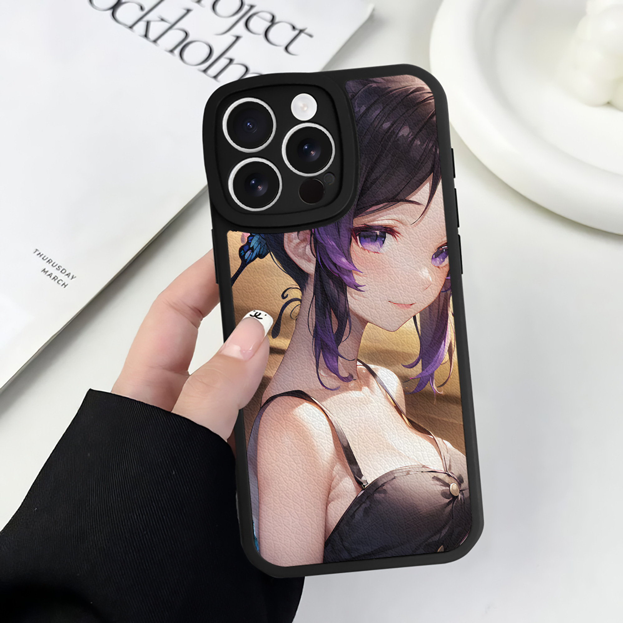 （画像用） 鬼滅の刃（きめつのやいば）蟲柱-胡蝶 しのぶ／こちょう しのぶ Kochou Shinobu 【iPhone 16シリーズ対応】シリコンスマホケース（レザー調） 材質：シリコン